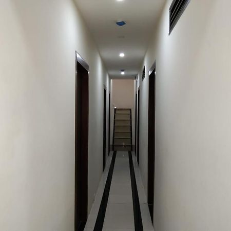 Sadguru Lodge ムンバイ エクステリア 写真