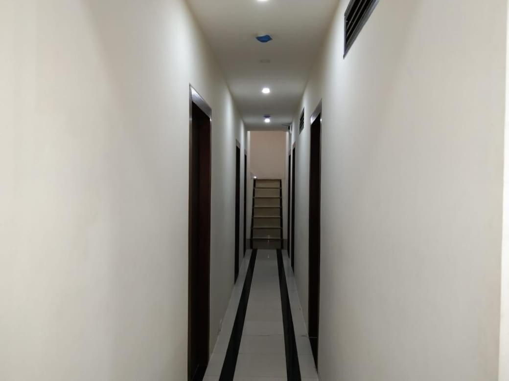 Sadguru Lodge ムンバイ エクステリア 写真